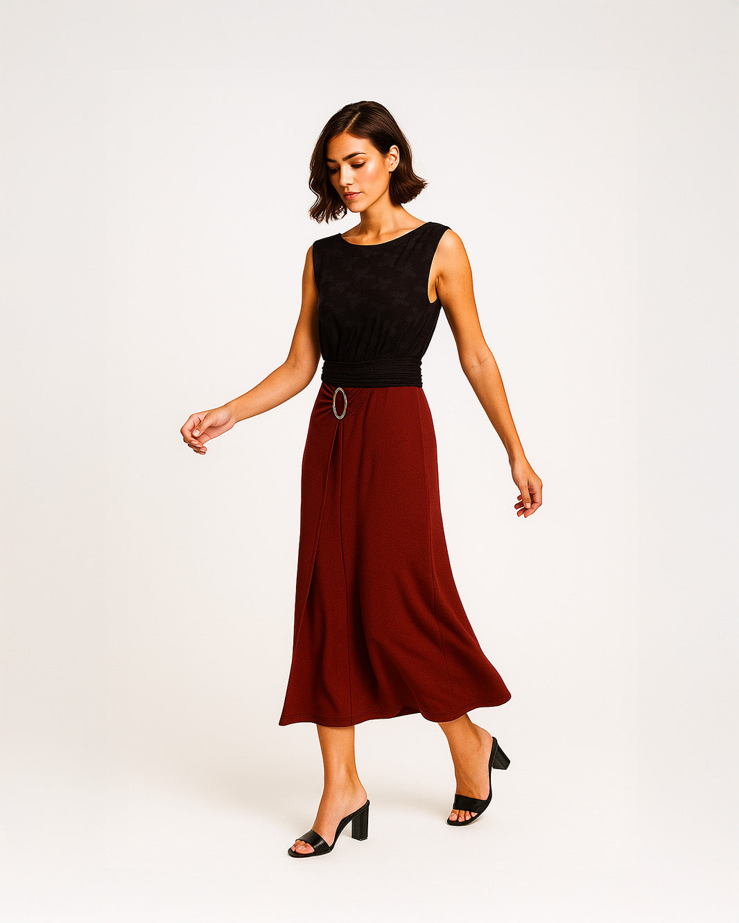 Top con bretelle e fiori in rilievo