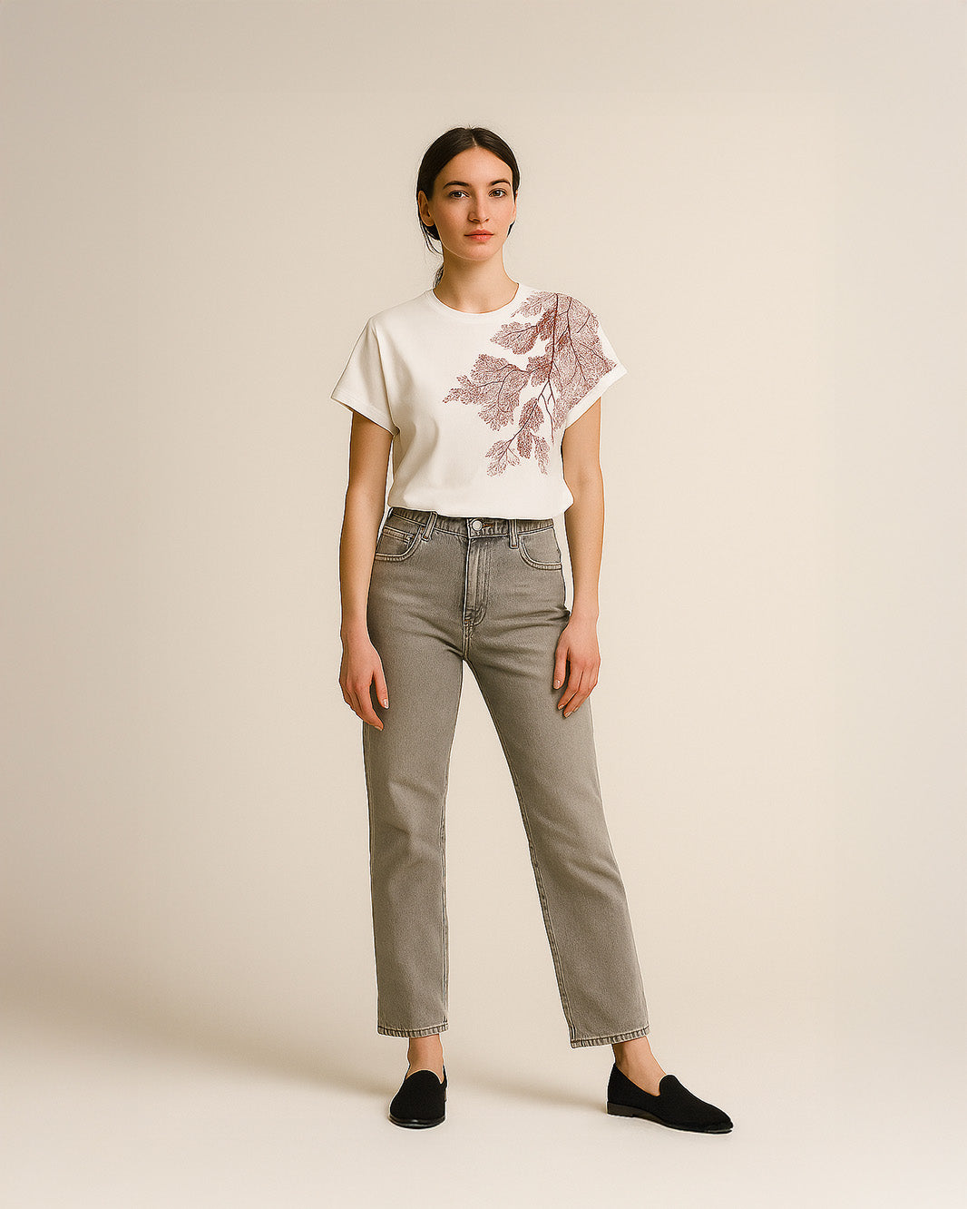 T-Shirt mezza manica con disegno sulla spalla sinistra