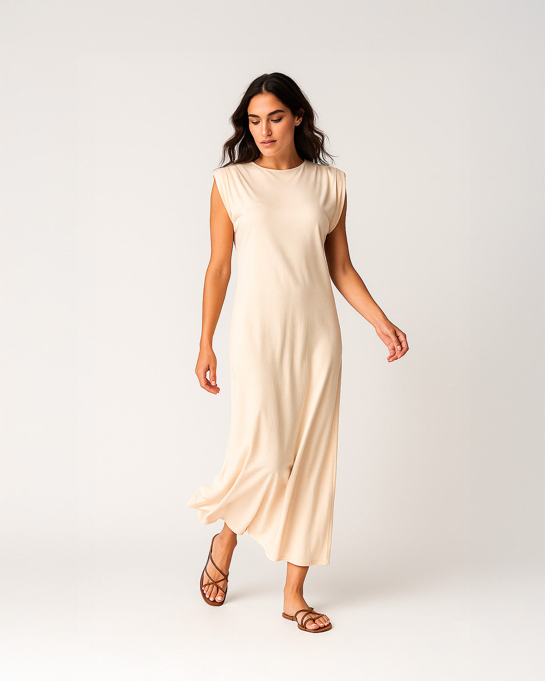 Abito lungo con spalline e spacchi