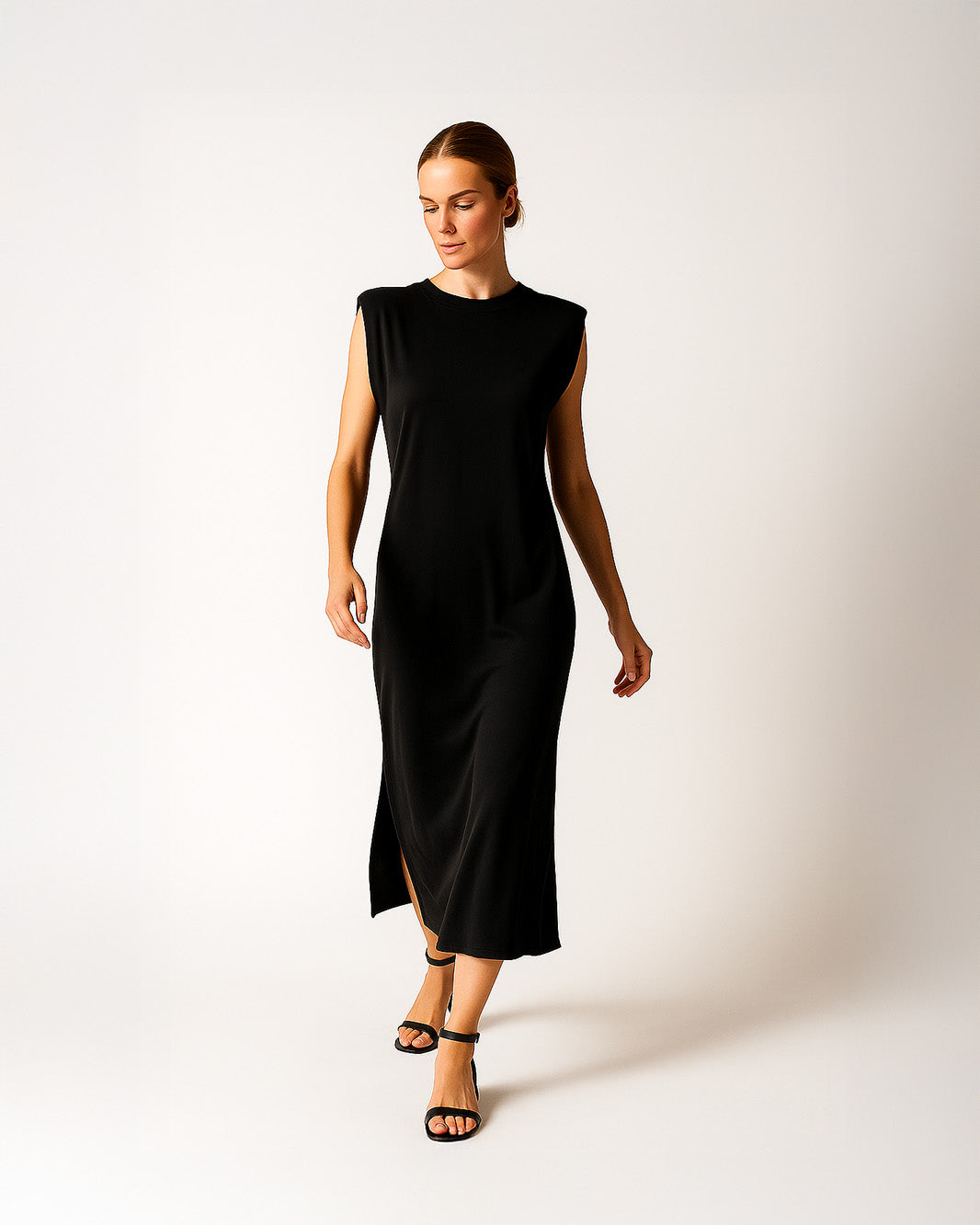 Abito lungo con spalline e spacchi