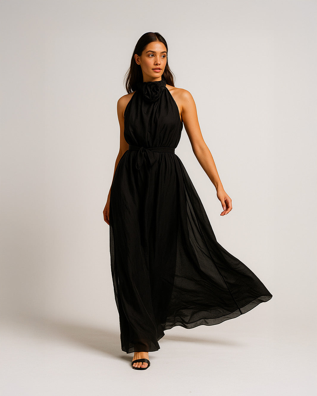 Abito lungo con fiore a spilla sul petto e cintura