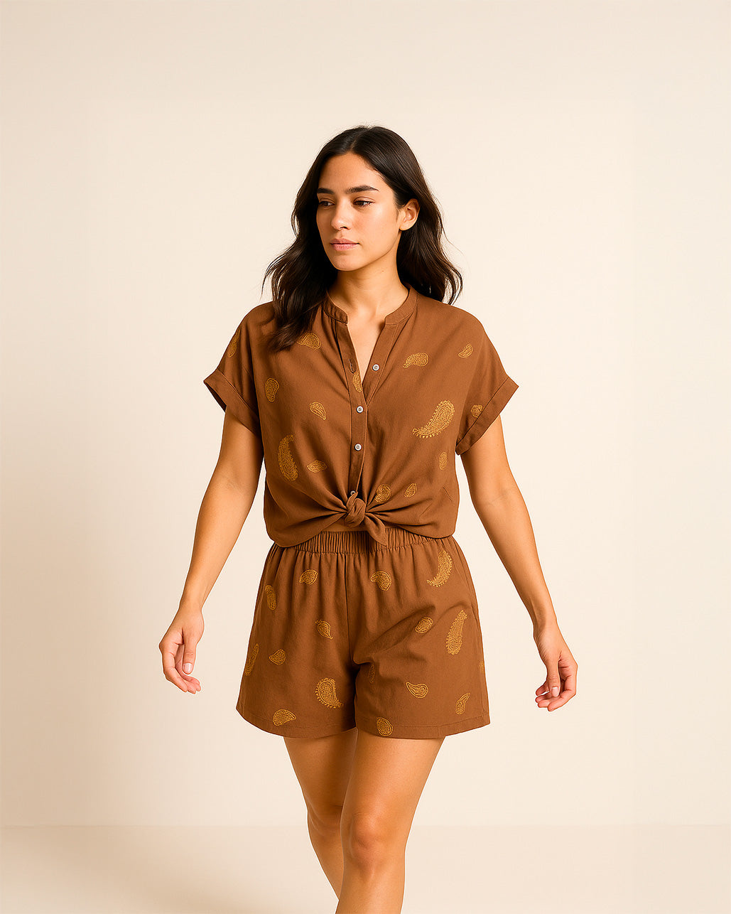 Camicia con nodo e ricamo a fantasia