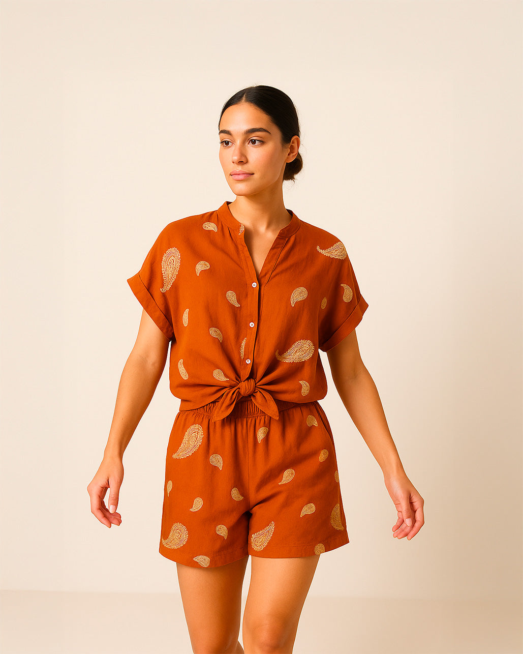 Camicia con nodo e ricamo a fantasia