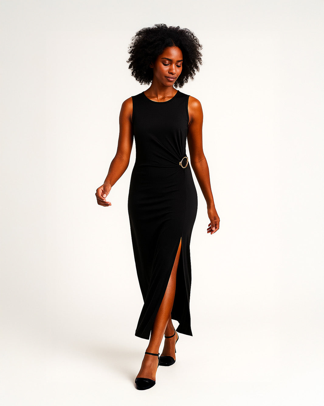 Abito lungo con spacchi e accessorio