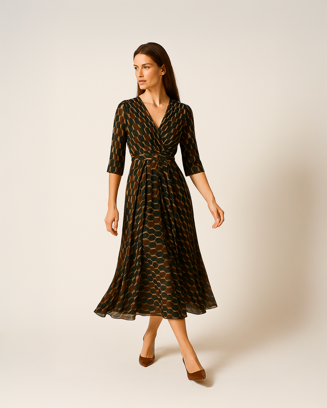 Vestito lungo scollato con cintura in vita