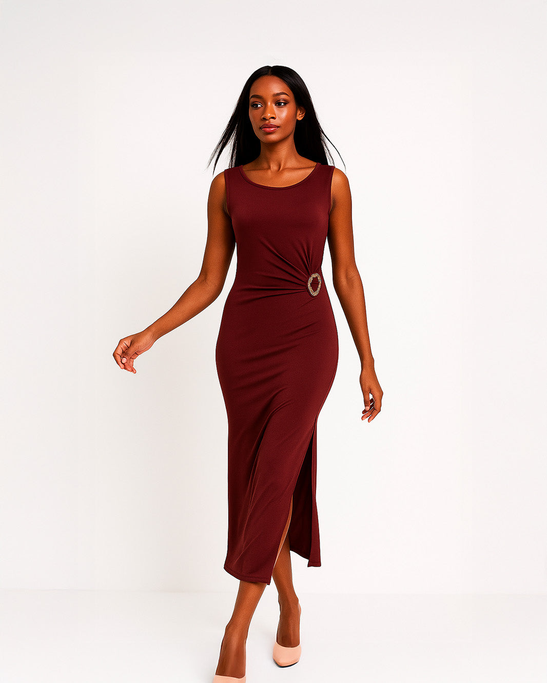 Abito lungo con spacchi e accessorio