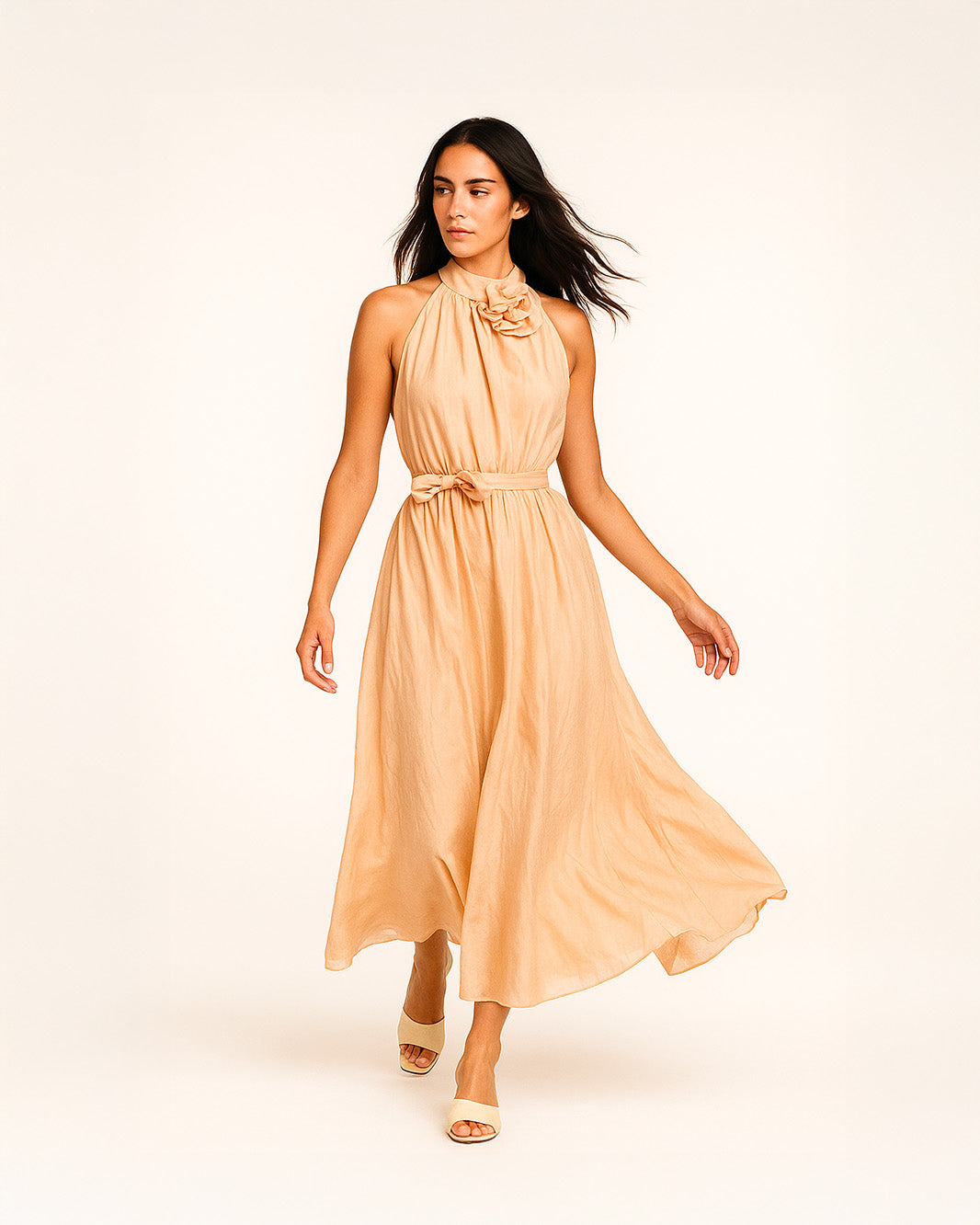 Abito lungo con fiore a spilla sul petto e cintura