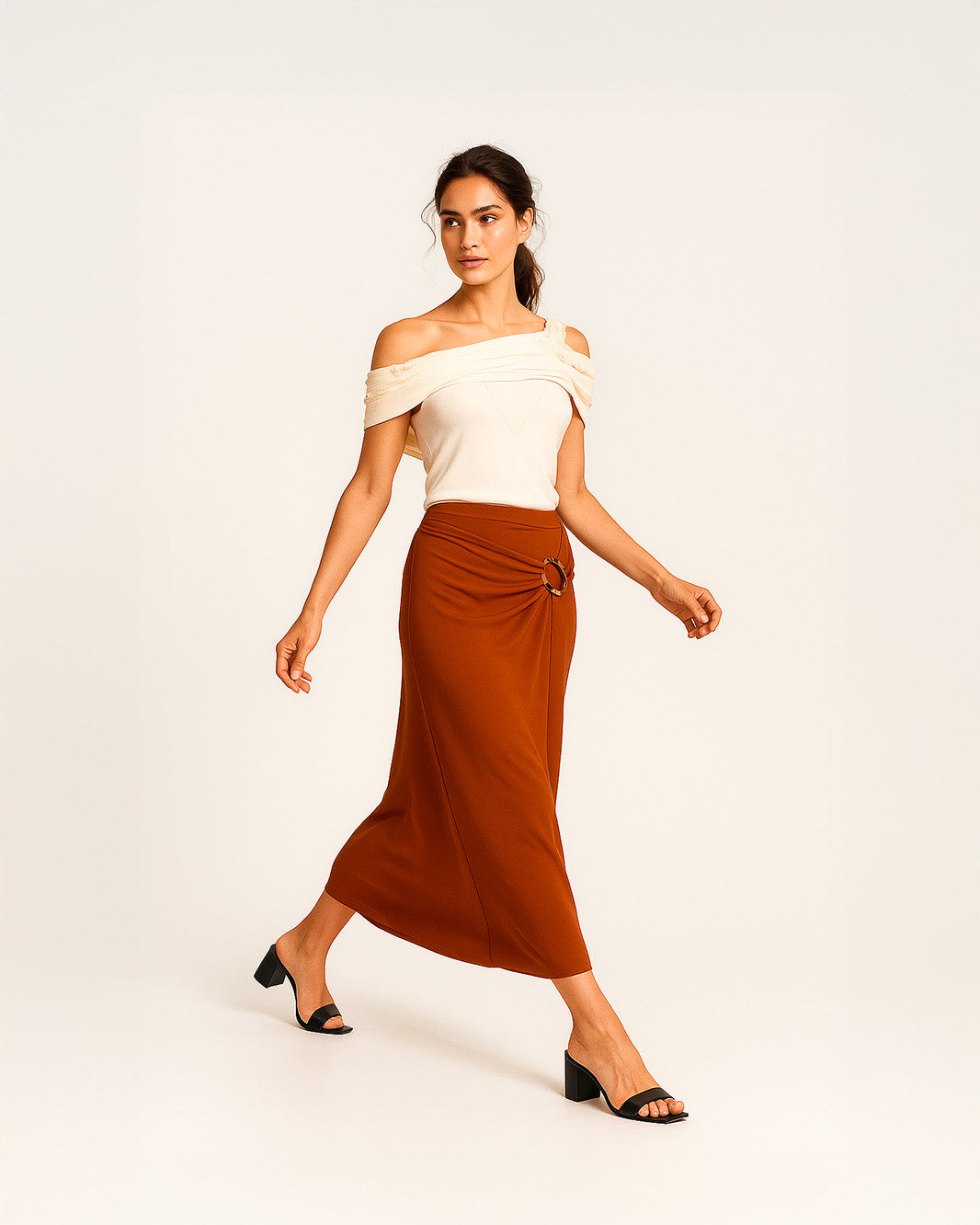 Gonna a tubino morbida con accessorio a sinistra