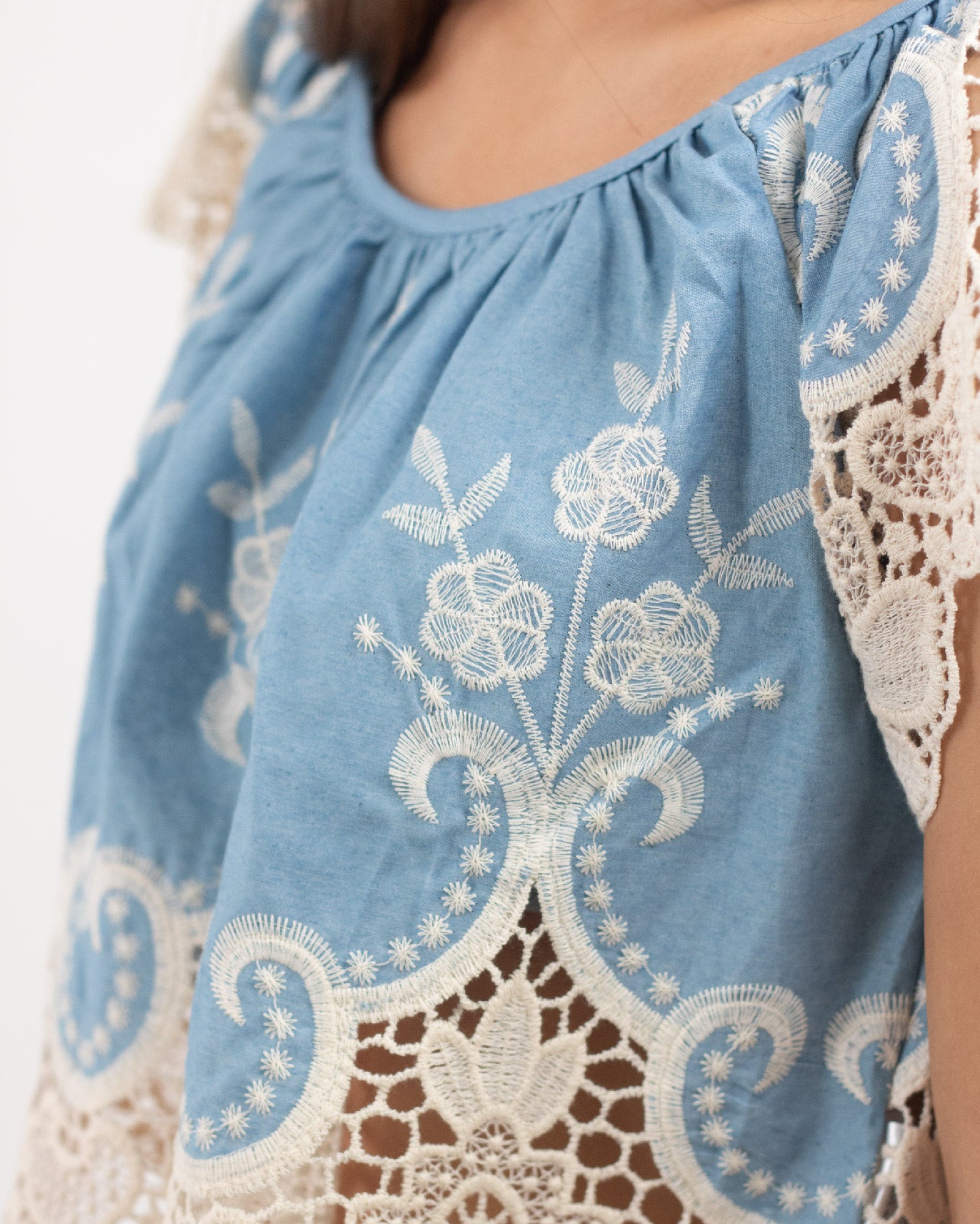 Blusa donna blu in macramè con scollo a barca