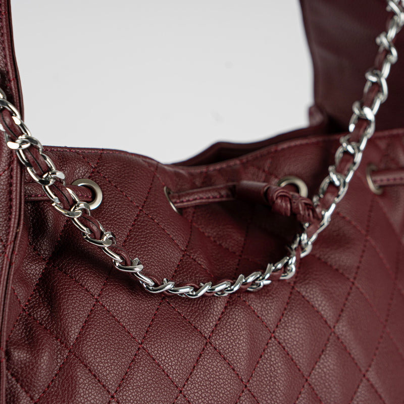 Borsa trapuntata con tasche laterali