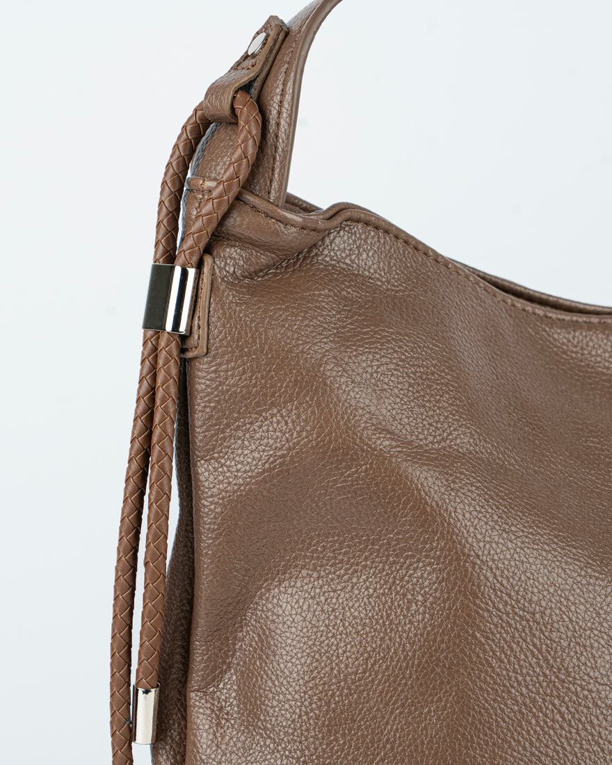 Maxi bag con accessorio sul manico