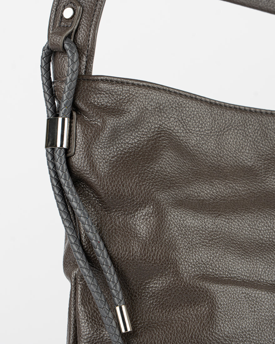 Maxi bag con accessorio sul manico