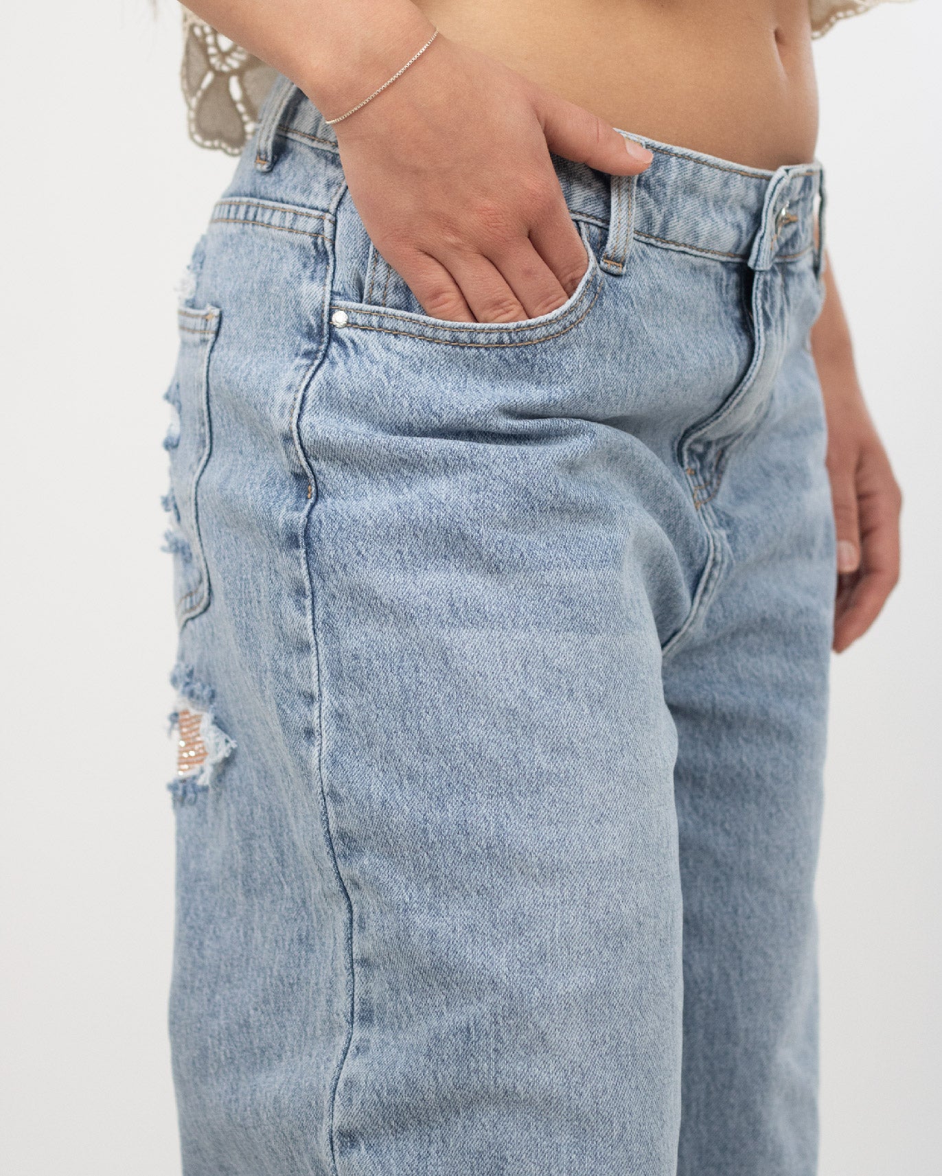 Jeans donna blu con strass arancio sulla tasca