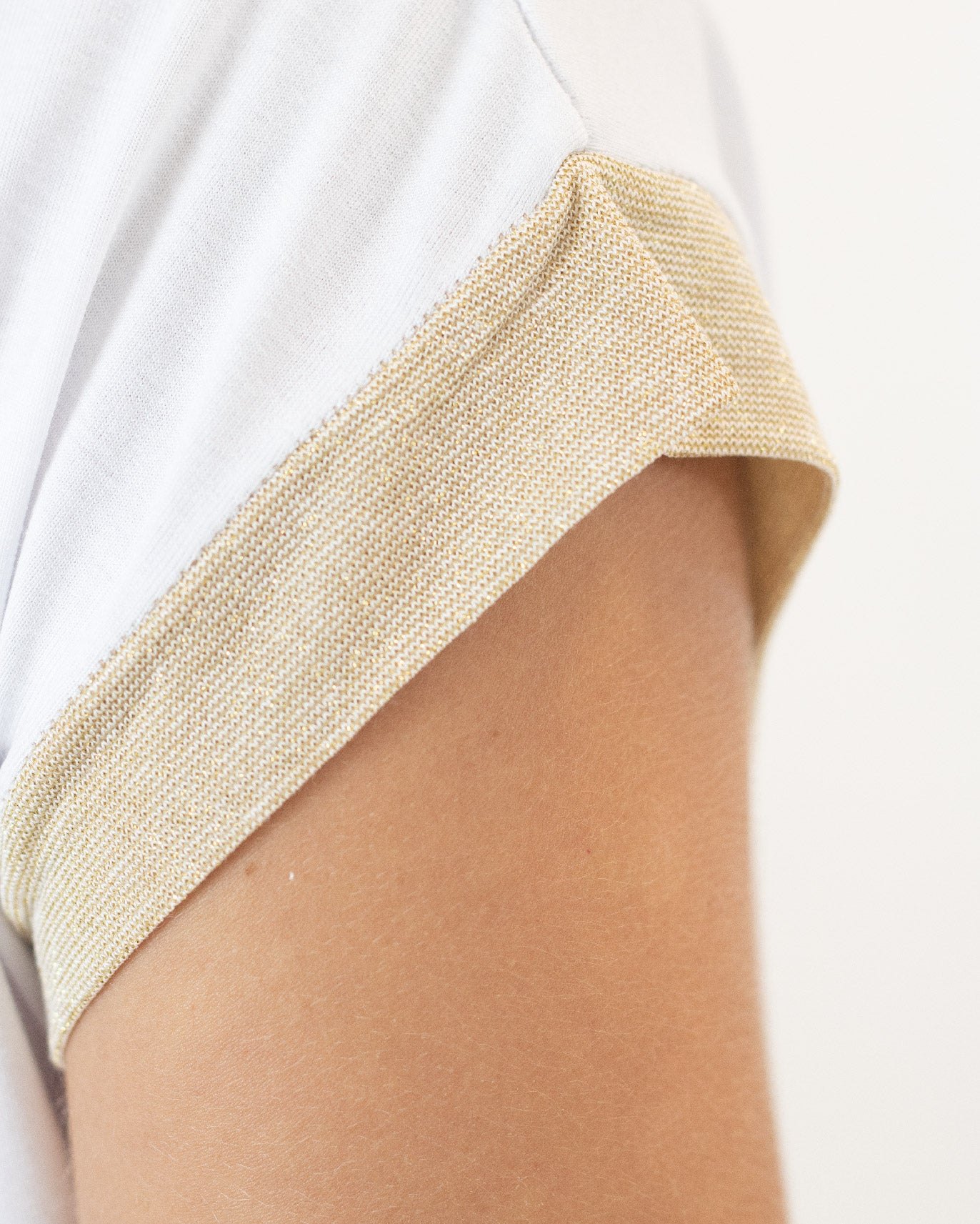 T-Shirt Basic con Bordini Dorati